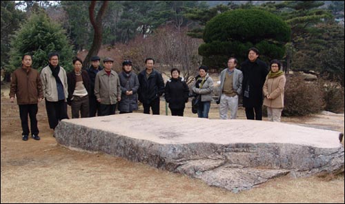 소록도 중앙공원에 있는 한하운 시비 앞에서 '창작 21 작가회' 회원 기념촬영. 